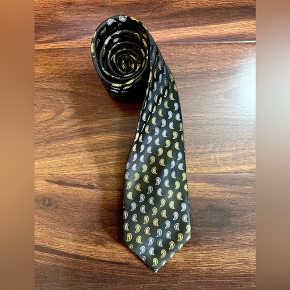 BERGAMO NEW YORK Elegant Black and Gold Paisley Tie - Picture 1 of 10
